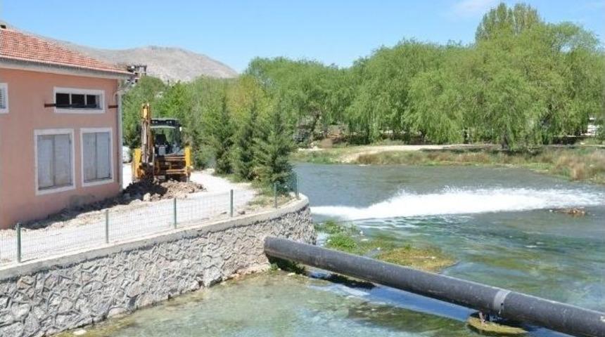 Klor Deposu Devrildi, Şebeke Suyu Kesildi