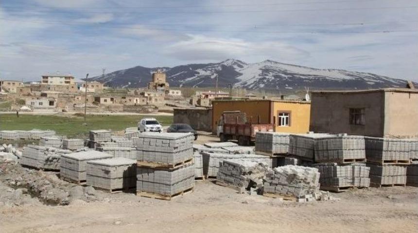 Başkale Belediyesi Kırsal Mahallere Parke Taşı Yapımına Başladı
