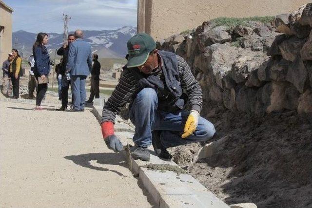 Başkale Belediyesi Kırsal Mahallere Parke Taşı Yapımına Başladı