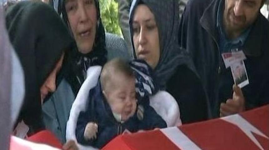 Minik İkizlerin Şehit Babaya Son Bakışı