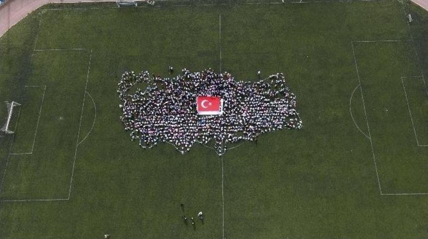2 Bin &Ccedil;ocuğun Oluşturduğu Dev T&uuml;rkiye Haritası Havadan B&ouml;yle G&ouml;r&uuml;nt&uuml;lendi