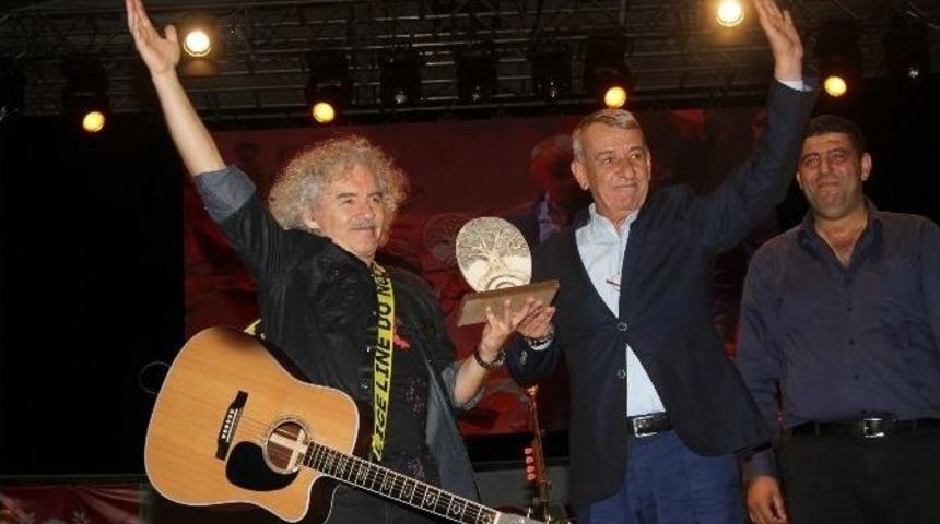 Yeni T&uuml;rk&uuml; İzmirlilerle Buluştu