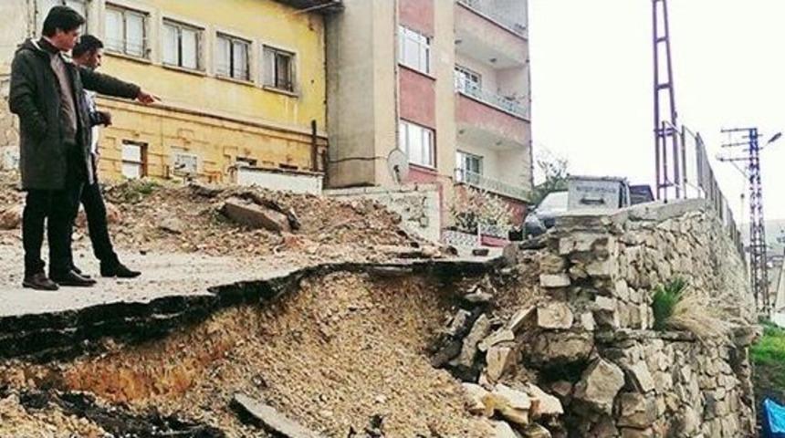 Yıkılan İstinat Duvarı Tehlike Oluşturuyor