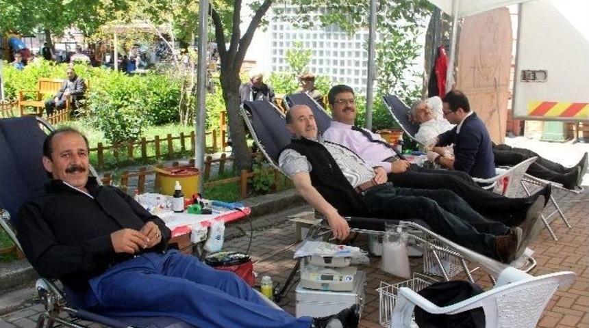 8 Saatte 122 &Uuml;nite Kan Toplandı