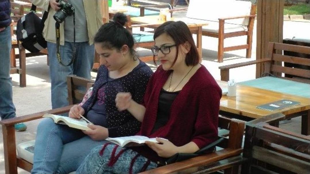 Parkta Kitap Okudular