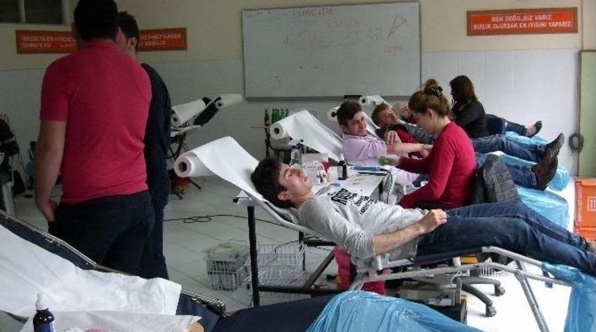 Yunus Emre Mesleki Ve Teknik Anadolu Lisesi &Ouml;ğrencilerinden Kan Bağışı