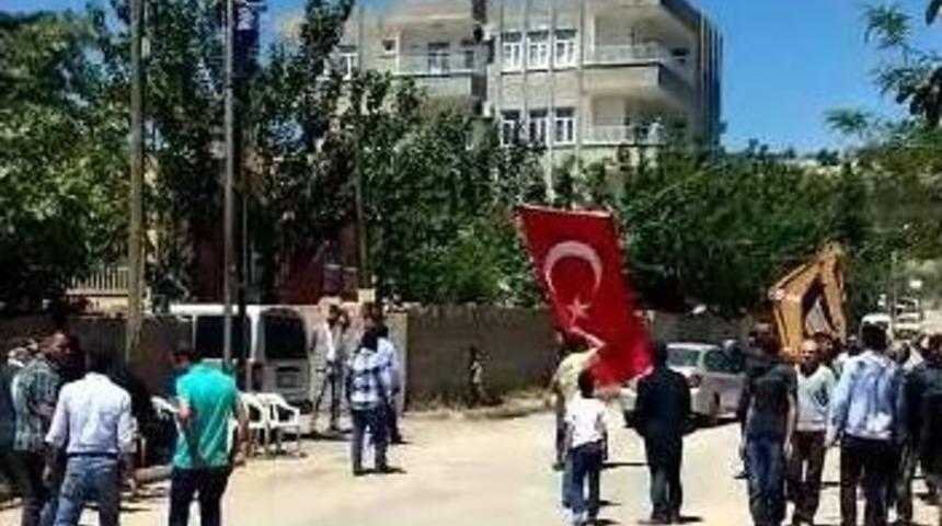 Şehidin Baba Evinin Bulunduğu Mahalleye T&uuml;rk Bayrağı Asıldı