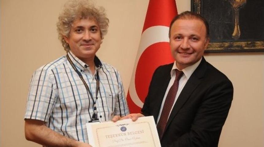 Vekil Rekt&ouml;r &Uuml;nal&rsquo;dan Akademisyenlere Teşekk&uuml;r Belgesi