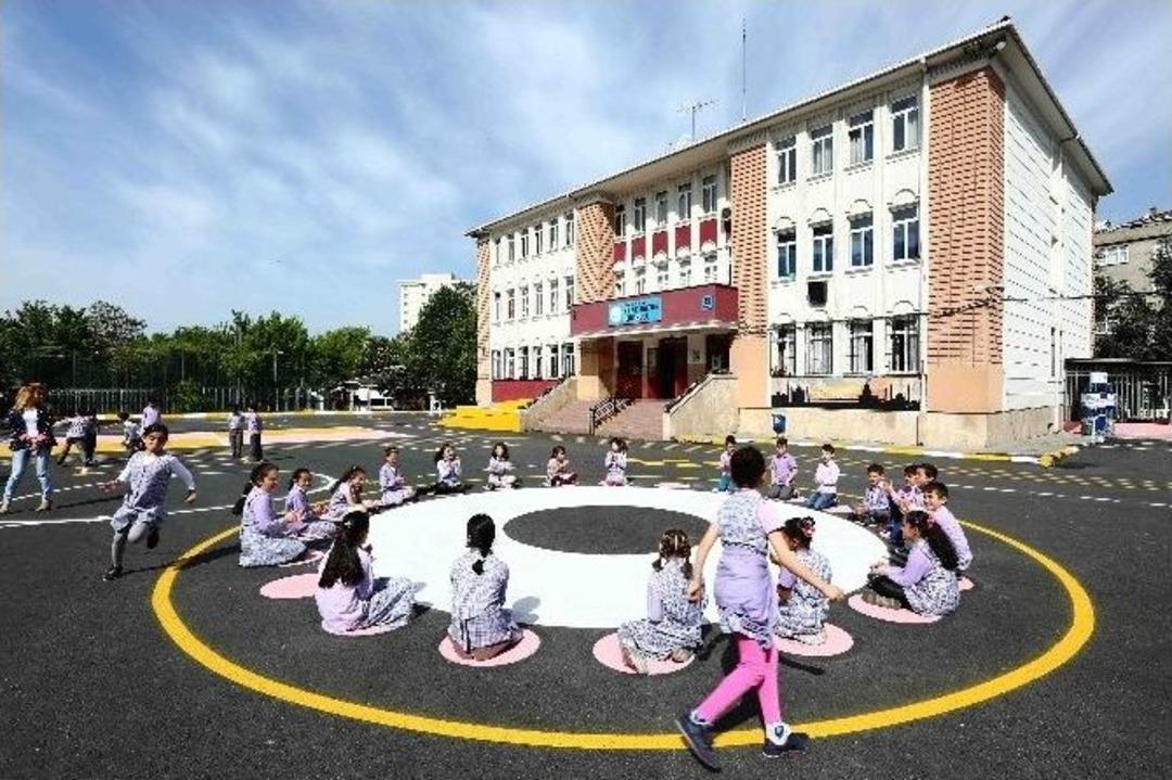 Bağcılar&rsquo;da Okul Bah&ccedil;eleri Renkleniyor