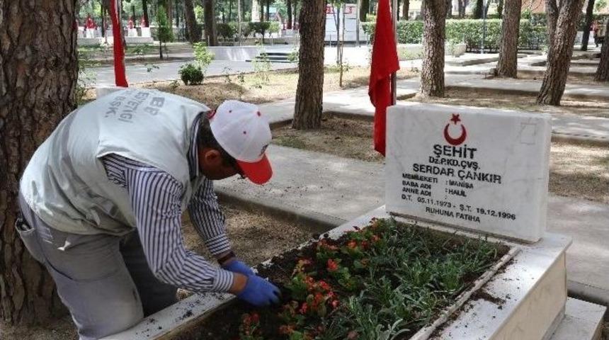 Garnizon Şehitliği &Ccedil;i&ccedil;eklerle S&uuml;slendi