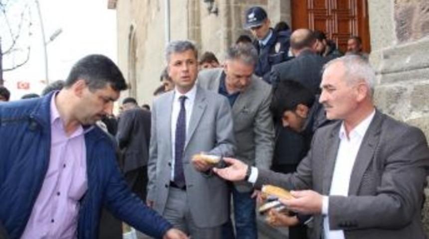 İbrahim Hakkı Hazretleri Anısına Kadayıf Dolması Dağıtıldı