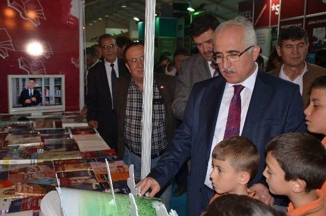 Kitap Fuarının Açılışını Protokol Üyeleri İle Çocuklar Yaptı