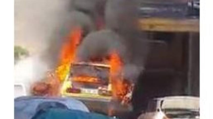 Sanayiye Tamir İ&ccedil;in Gelen Ara&ccedil; Yandı