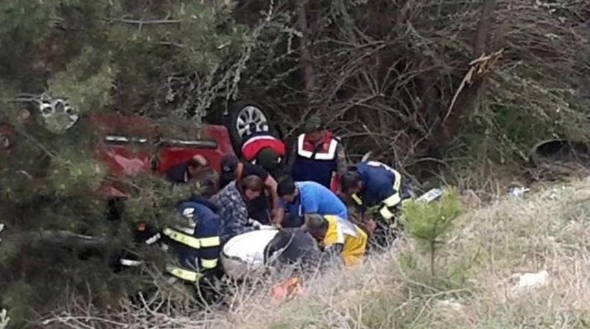 Otomobil Şarampole Devrildi: 2 Yaralı