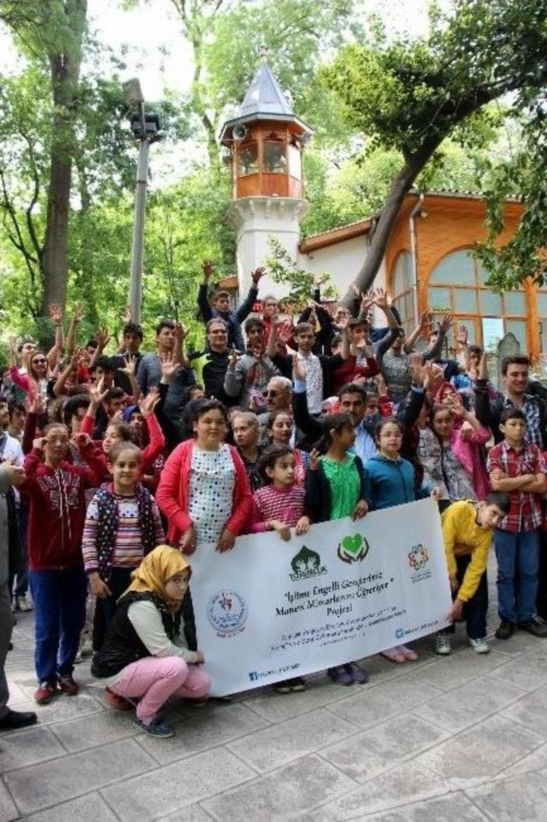 İşitme Engelli &Ouml;ğrencilerden T&uuml;rbe Ziyareti