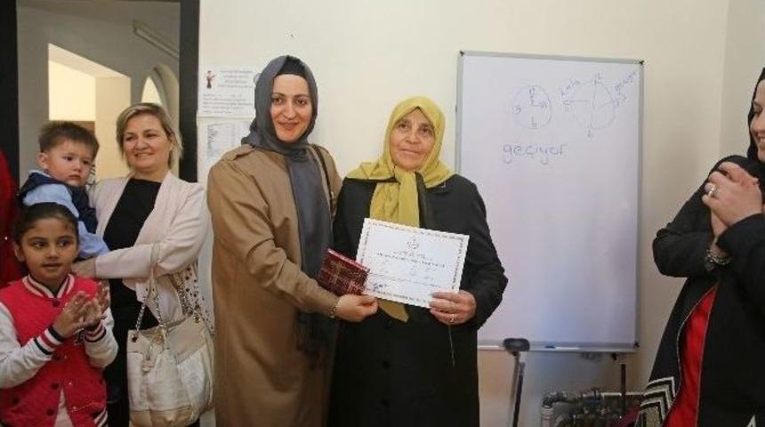 Emel Palancıoğlu&rsquo;dan Okuma Yazma Kursiyerlerine Sertifika