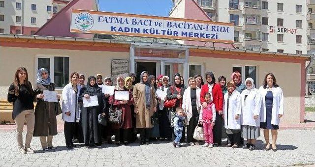 Emel Palancıoğlu’dan Okuma Yazma Kursiyerlerine Sertifika