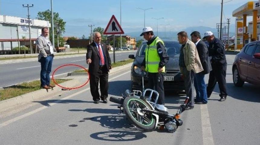 Yaya Yolundan Ge&ccedil;en Motosiklet Otomobille &Ccedil;arpıştı: 1 Yaralı