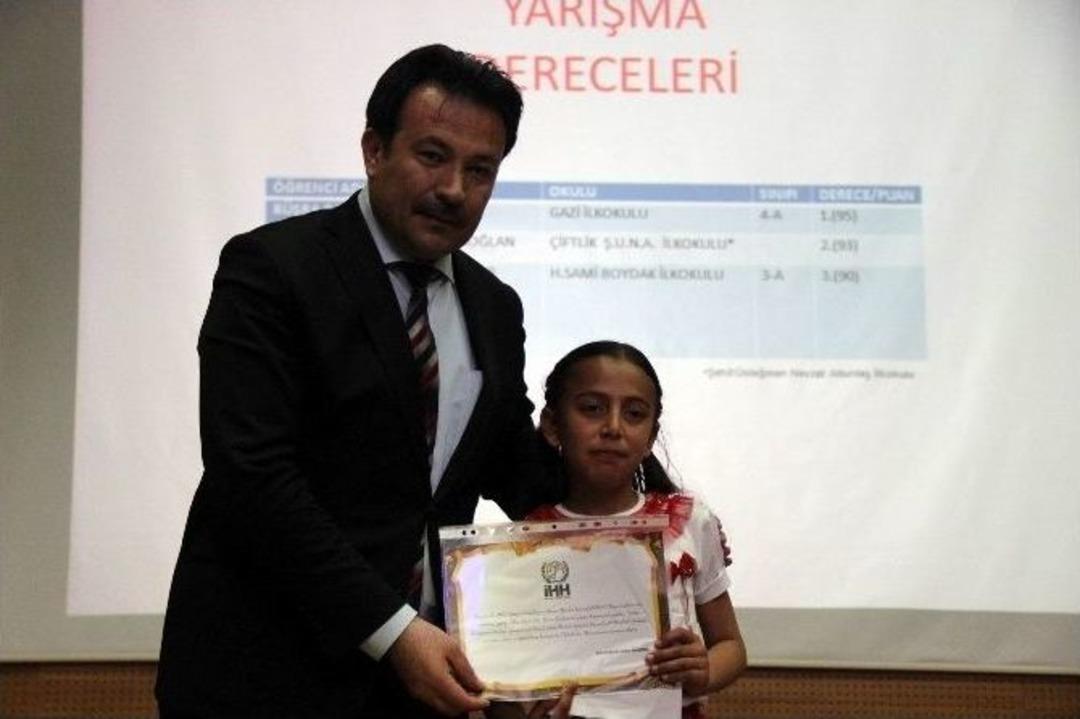 Yetim Kardeşime Mektup Yarışmasında Dereceye Girenlere &Ouml;d&uuml;lleri Verildi