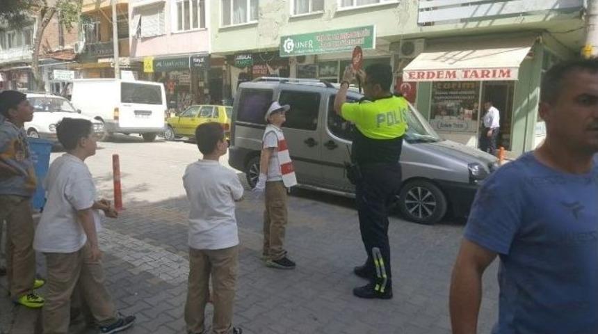 Minik Trafik&ccedil;iler İş Başında