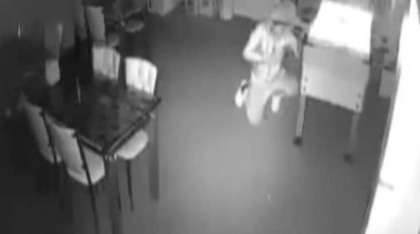 Langırt Makinesinin İ&ccedil;indeki Parayı &Ccedil;aldılar