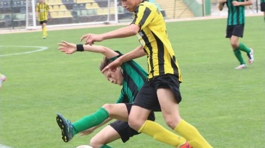 Arslan: "t&uuml;rk Futbolcunun Geleceği Aydınlık G&ouml;r&uuml;n&uuml;yor"