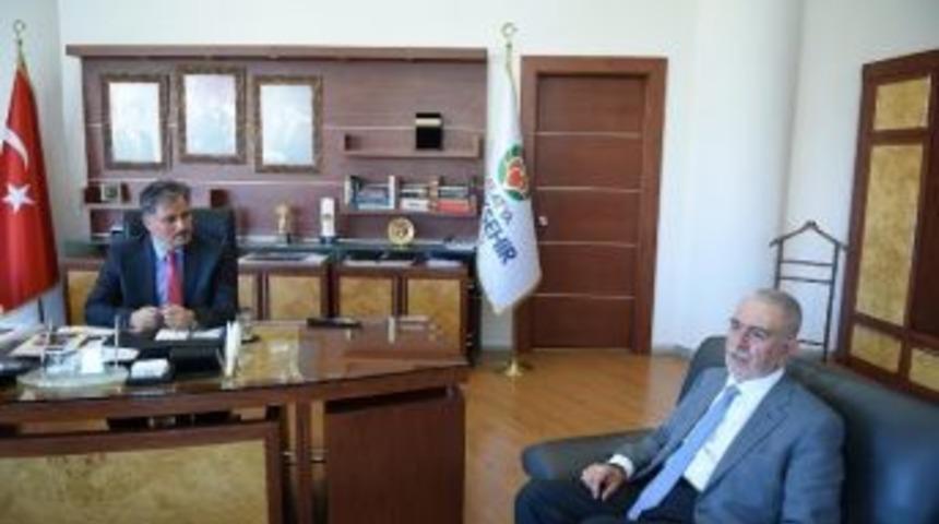 &Ouml;mer Tuğrul İnan&ccedil;er, B&uuml;y&uuml;kşehir Belediye Başkanı Ahmet &Ccedil;akır&rsquo;ı Ziyaret Etti