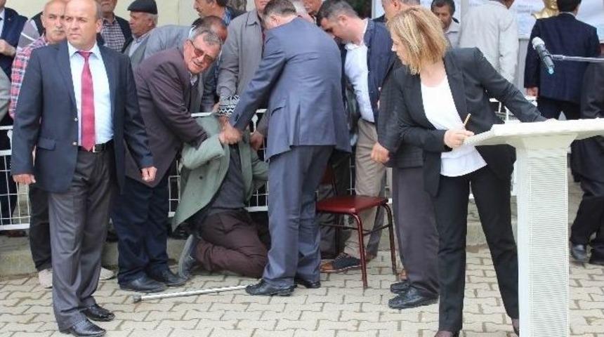 Konferansta "kaz Vakası" Anlatılırken, &Uuml;z&uuml;nt&uuml;den Fenalaşıp Yere Yığıldı