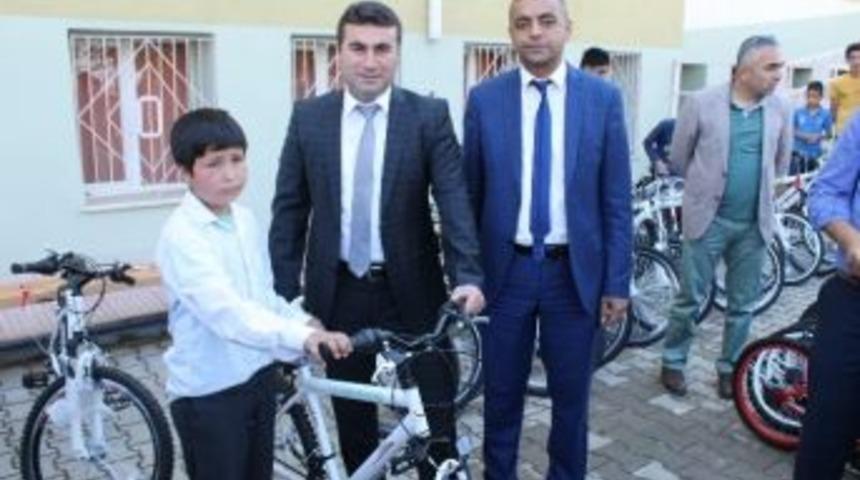D&uuml;zi&ccedil;i&rsquo;nde &Ouml;ğrencilere Bisiklet Dağıtıldı