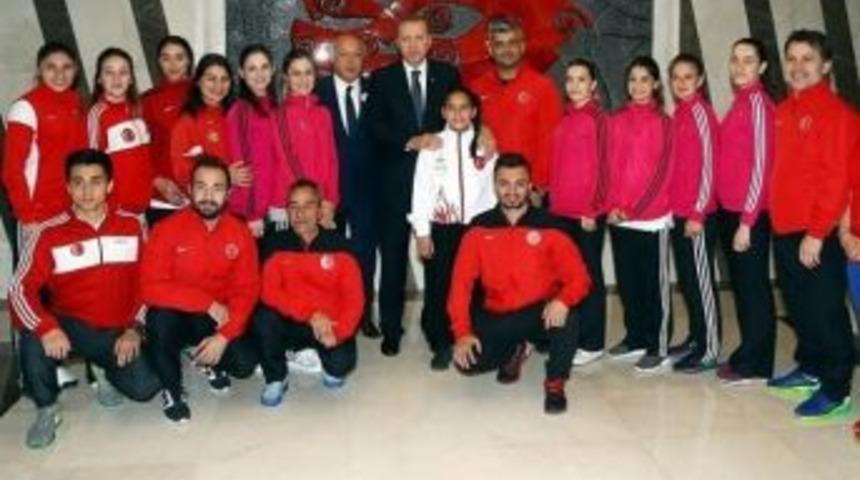 Cumhurbaşkanı Erdoğan&rsquo;dan Karatecilere Moral Ziyareti