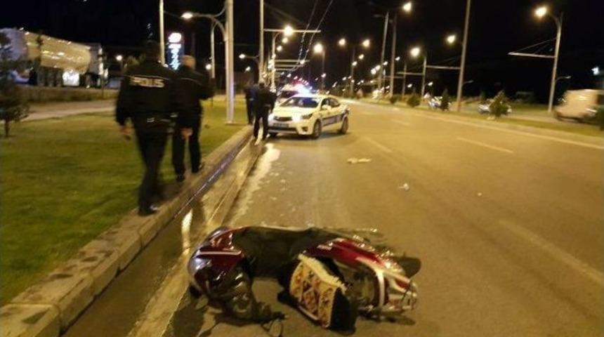 Otomobil Elektrikli Bisiklete &Ccedil;arptı: 1 Yaralı