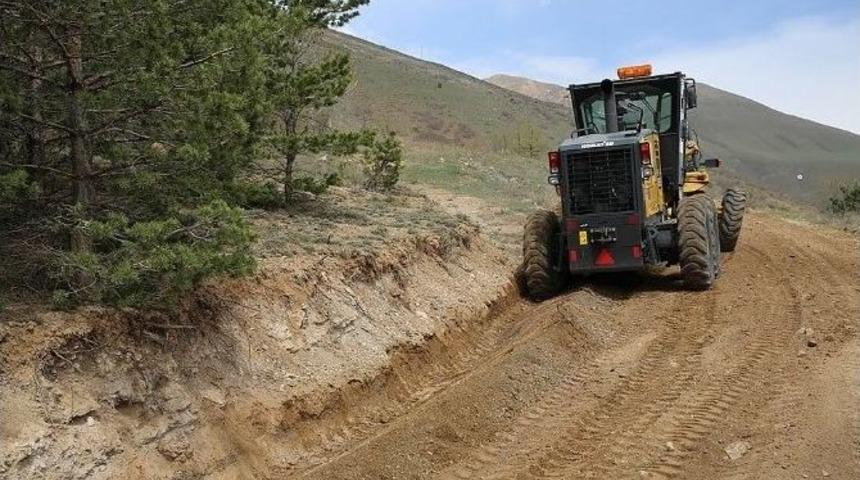 Arazi Yollarında Düzleme Çalışmaları Başladı