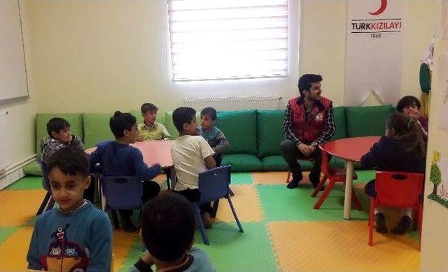 Suriyeli Çocuklar Kızılay Toplum Merkezinde Sosyalleşiyor