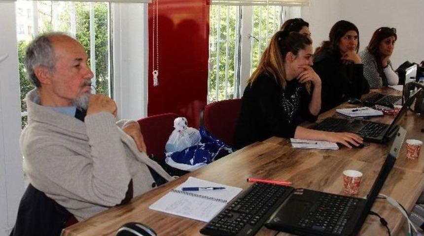 Anne Babalar, &Ccedil;ocuklarının Bilgisayarda Ne Yaptığını Anlamak İ&ccedil;in Ders Alıyor