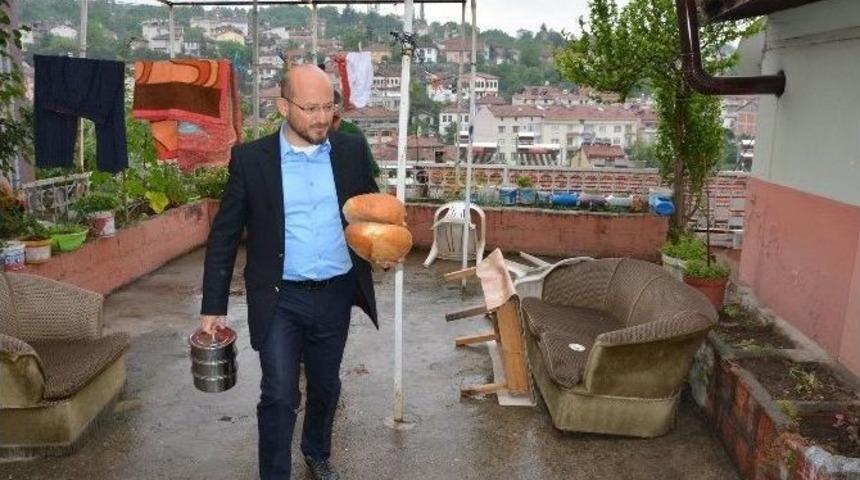 Başkan &Ouml;zcan Yemek Dağıttı