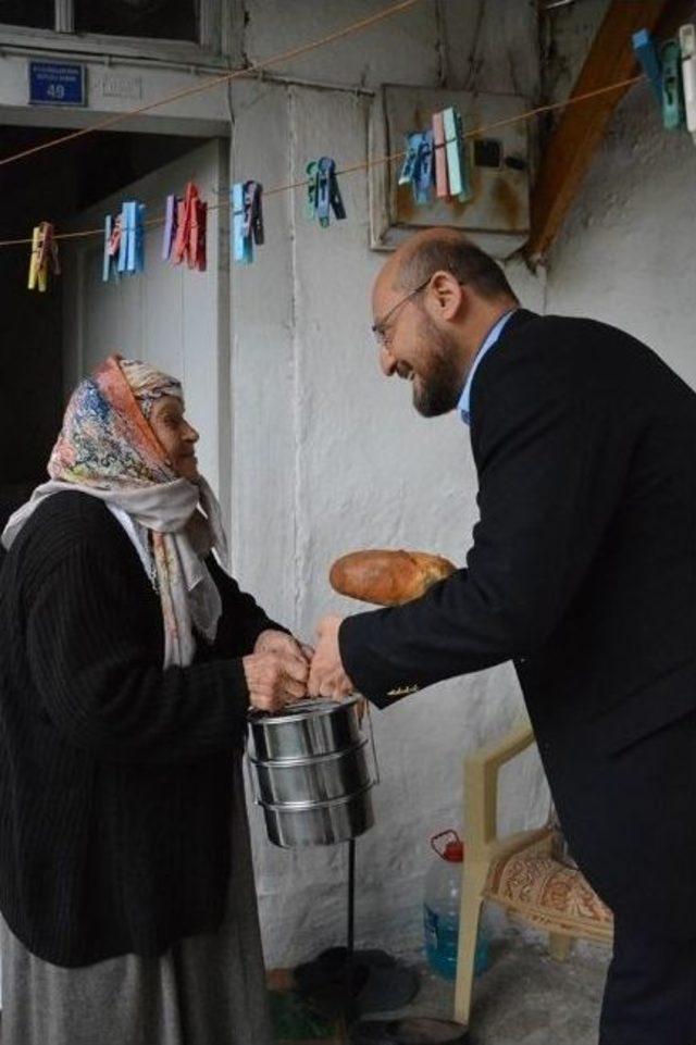 Başkan Özcan Yemek Dağıttı