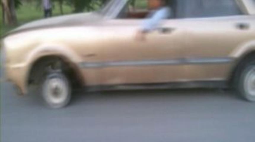 (&ouml;zel Haber) Tekerleği Olmayan Otomobili Ana Yolda B&ouml;yle &Ccedil;ektiler