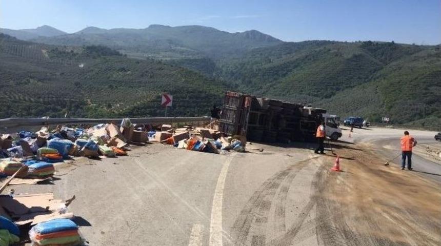 Virajı Alamayan Kamyon Yan Yattı, 2 Kardeş &Ouml;ld&uuml;