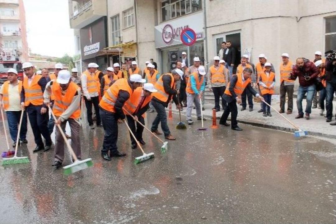 Belediye Başkanı, Elinde Fır&ccedil;ayla Sokak Temizledi