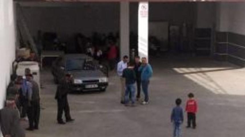 Otomobil Ağaca &Ccedil;arpı: 1 &Ouml;l&uuml;, 1 Yaralı