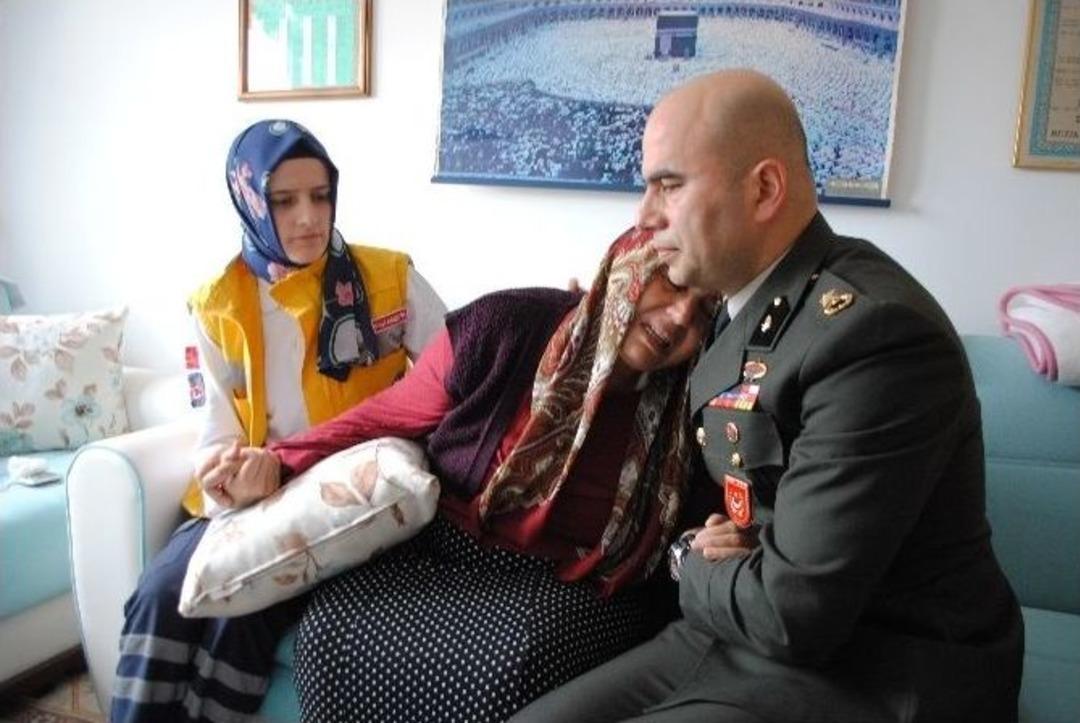 Şehit Y&uuml;zbaşının Anne-babasının G&ouml;zyaşlarını Binbaşı Sildi