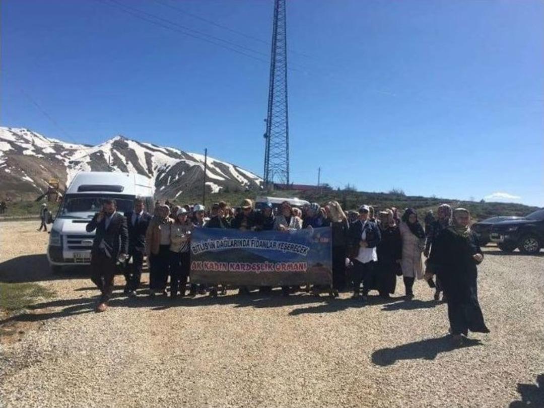 Doğu Batı Hep Birlikte El Ele &rsquo;bedenimiz T&uuml;rkiye&rsquo; Sloganıyla Ak Kadınlar Bitlis&rsquo;te Ağa&ccedil; Dikti
