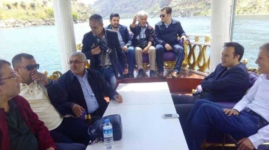 Basın Mensupları Fırat Nehrinde Tekneyle Tarihe Yolculuk Yaptı