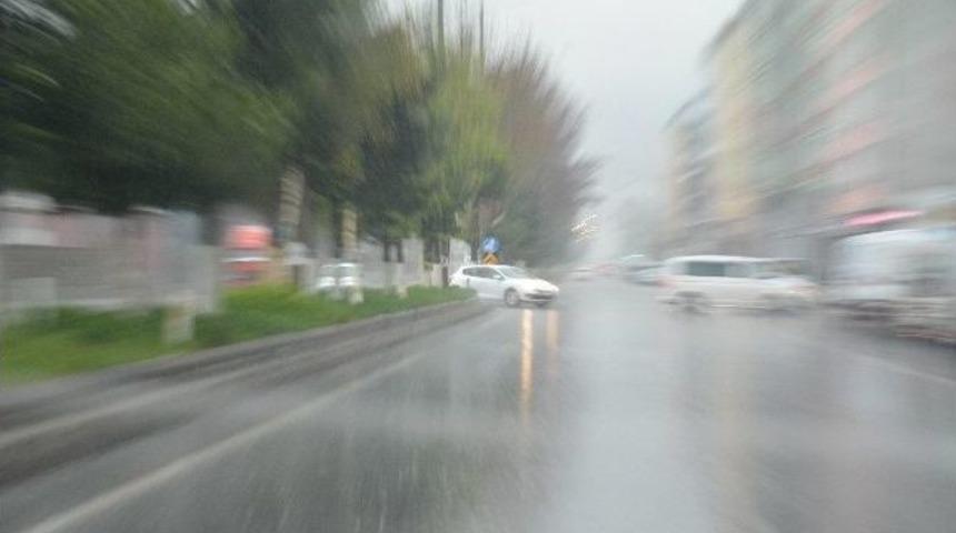 Tatvan G&uuml;ne Sağanak Yağışla Başladı