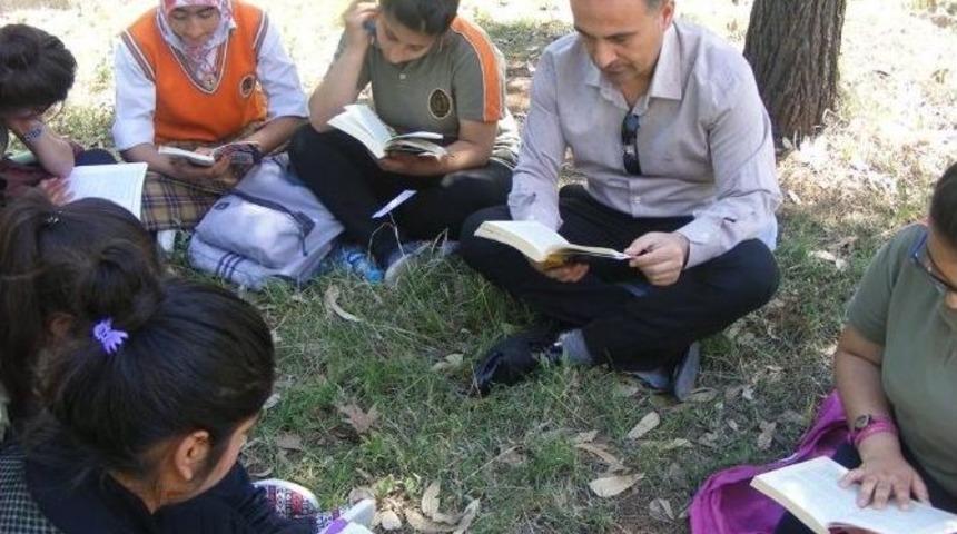 Okul Bah&ccedil;esinde Kitap Okuma Etkinliği