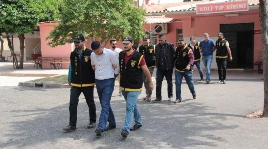 Adana&rsquo;da Gazete Sahibini Darp İddiasıyla G&ouml;zaltına Alınan 3 Zanlı Adliyeye Sevk Edildi