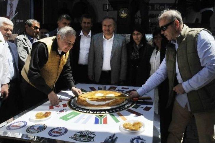 Akçakocalı Kadınlar, Dünya Barışı İçin 2 Rekor Birden Kırdı G1