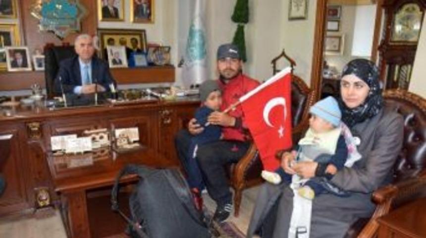 Erdoğan&rsquo;a Teşekk&uuml;r İ&ccedil;in Yola &Ccedil;ıkan Suriyeli Aile Aksaray&rsquo;da