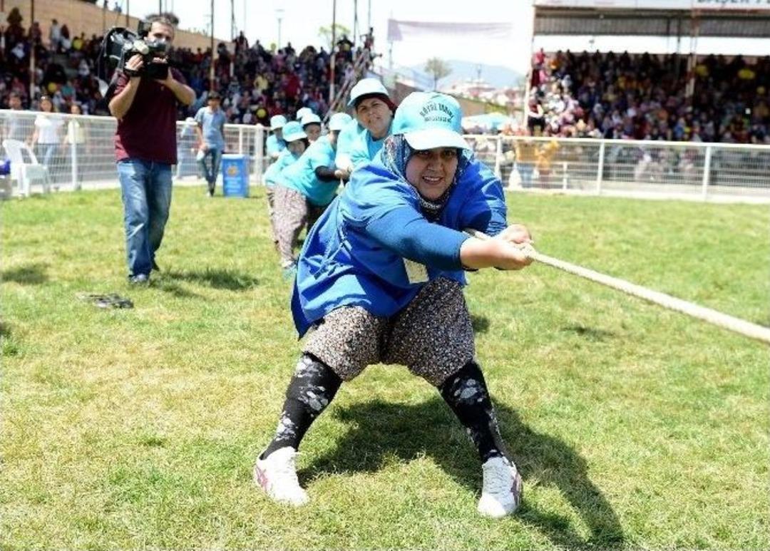 Antalyalı Kadınlar Erkeklere Taş &Ccedil;ıkarttı