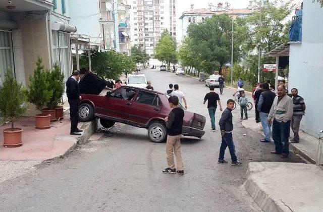 Ehliyetsiz Sürücü Polisten Kaçarken Kaza Yaptı